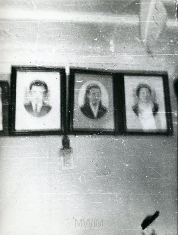 KKE 2379.jpg - Fot. Obrazy – portrety. Od lewej: pierwszy Jan Bujko, Zuzanna Czerniawska (z domu Bujko) oraz Maria Kołakowska (z domu Bujko) – mama Janusza Kołakowskiego, Komaje, 1966 r.